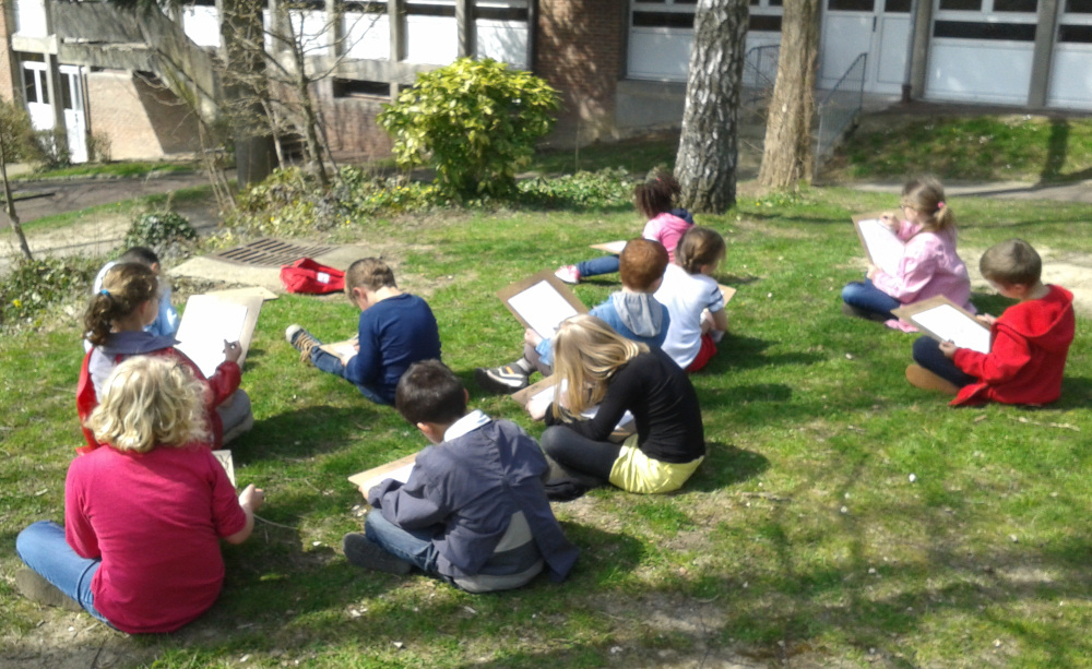 des enfants qui dessinent dehors