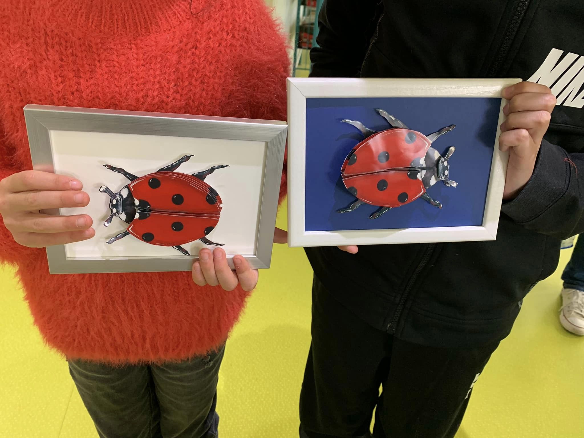 les enfants montrent leur réalisation qu'ils ont fait lors d'un atelier 3D a la bibliothèque