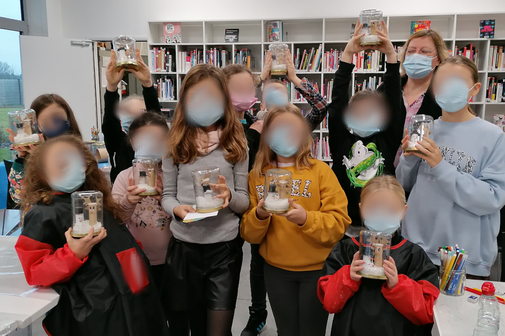 groupe d'enfants qui presentent leur realisation 
