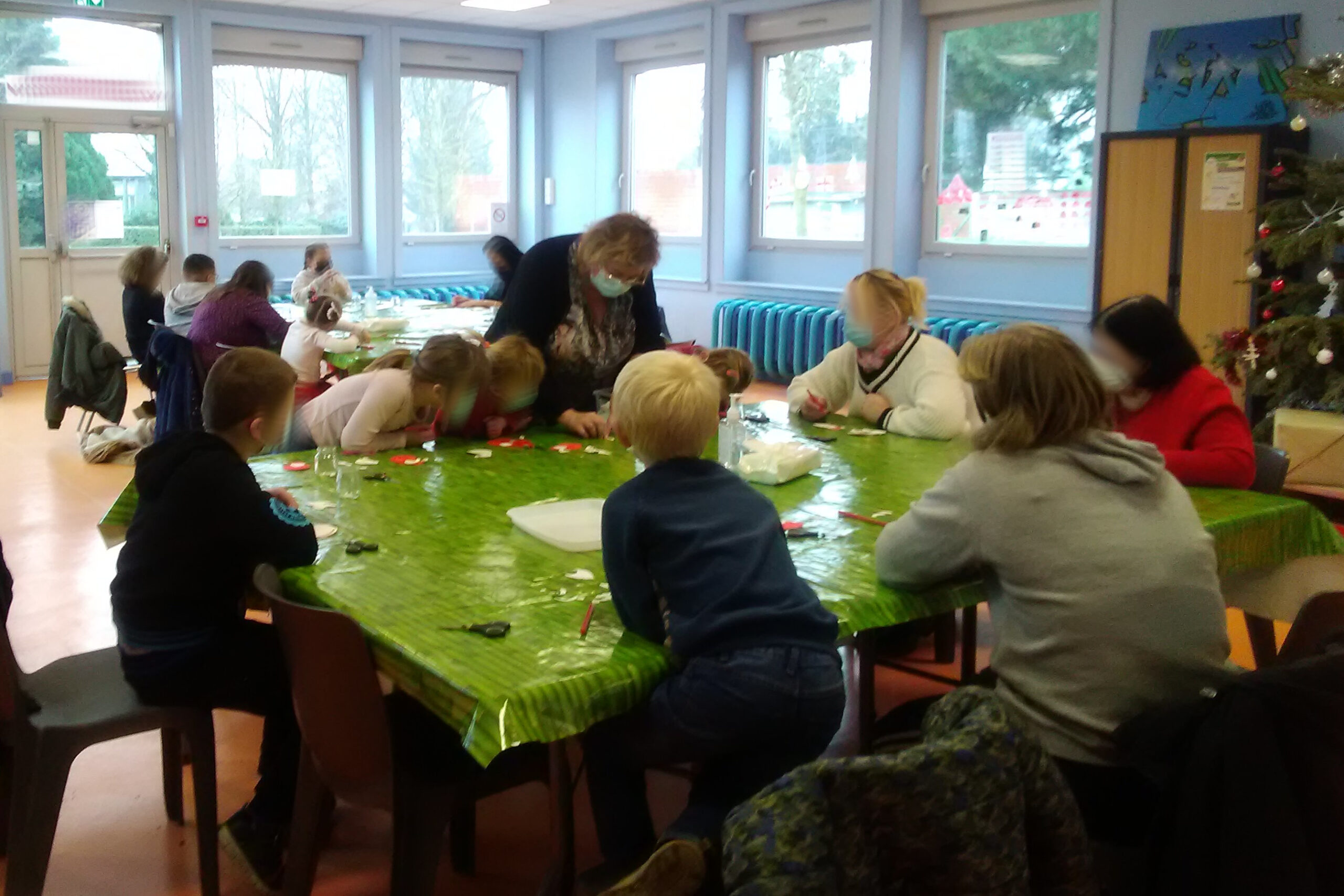 ateliers parents et enfants qui font des boules de noël lors d'un atelier les papillons apprivoisés