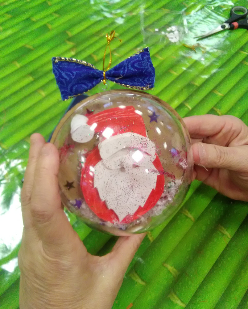 boule de noel décoree en volume 3 D les papillons apprivoises