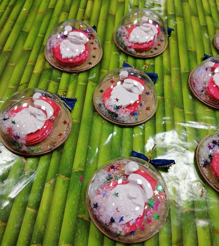 sur la table des boules de noël décorée en 3 D les papillons apprivoises