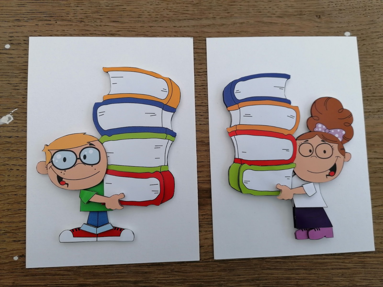 petits personnages lecteurs couverts de livres pour animation dans un centre culturel