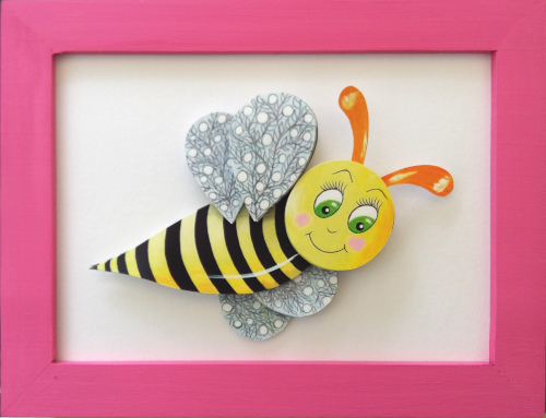 la petit abeille en volume presentee avec un cadre rose