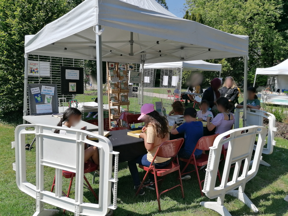 stand animation 3D avec des enfants lors d'une fete champetre organisée pas une municipalité pour son jardin botanique