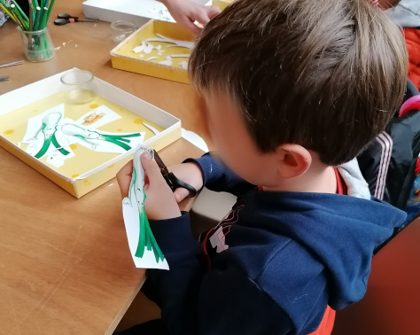 enfant qui découpe lors dune animation lors d'un atelier pour enfants qui realisent un sujet en volume 3D