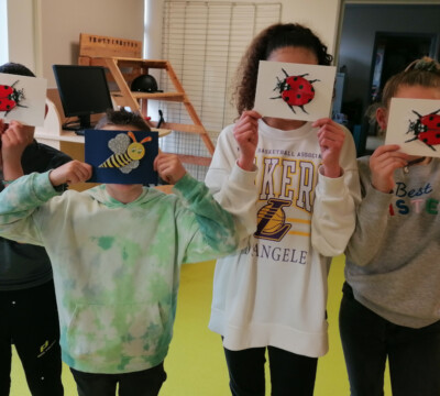4 jeunes participants à l'atelier 3D qui ont créé une coccinelle lespapillonsapprivoises