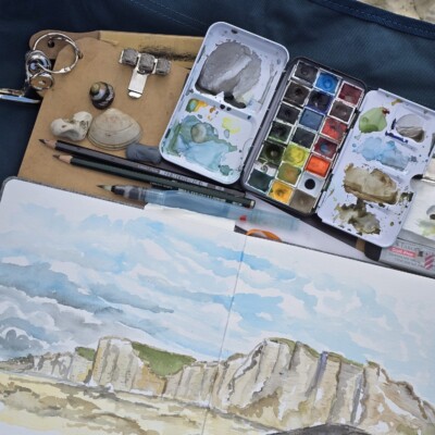 gros plan vadrouilles croquées à la mer carnet et pinceau palette d'aquarelle stages carnets de voyage3