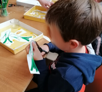 enfant qui découpe lors dune animation lors d'un atelier pour enfants qui realisent un sujet en volume 3D