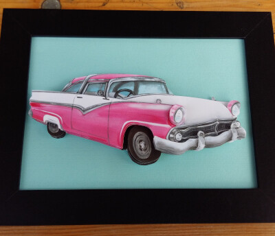 cadillac rose et blanche ancienne en papier dans cadre noir