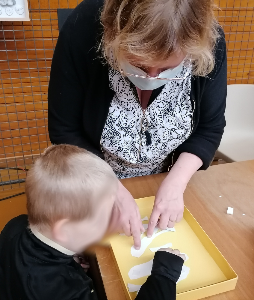 enfant et florence qui préparent l atelier 3D lespapillonsapprivoises