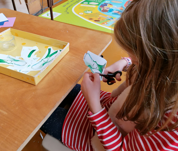 fillette lors d'un atelier pour enfants qui realisent un sujet en volume 3D